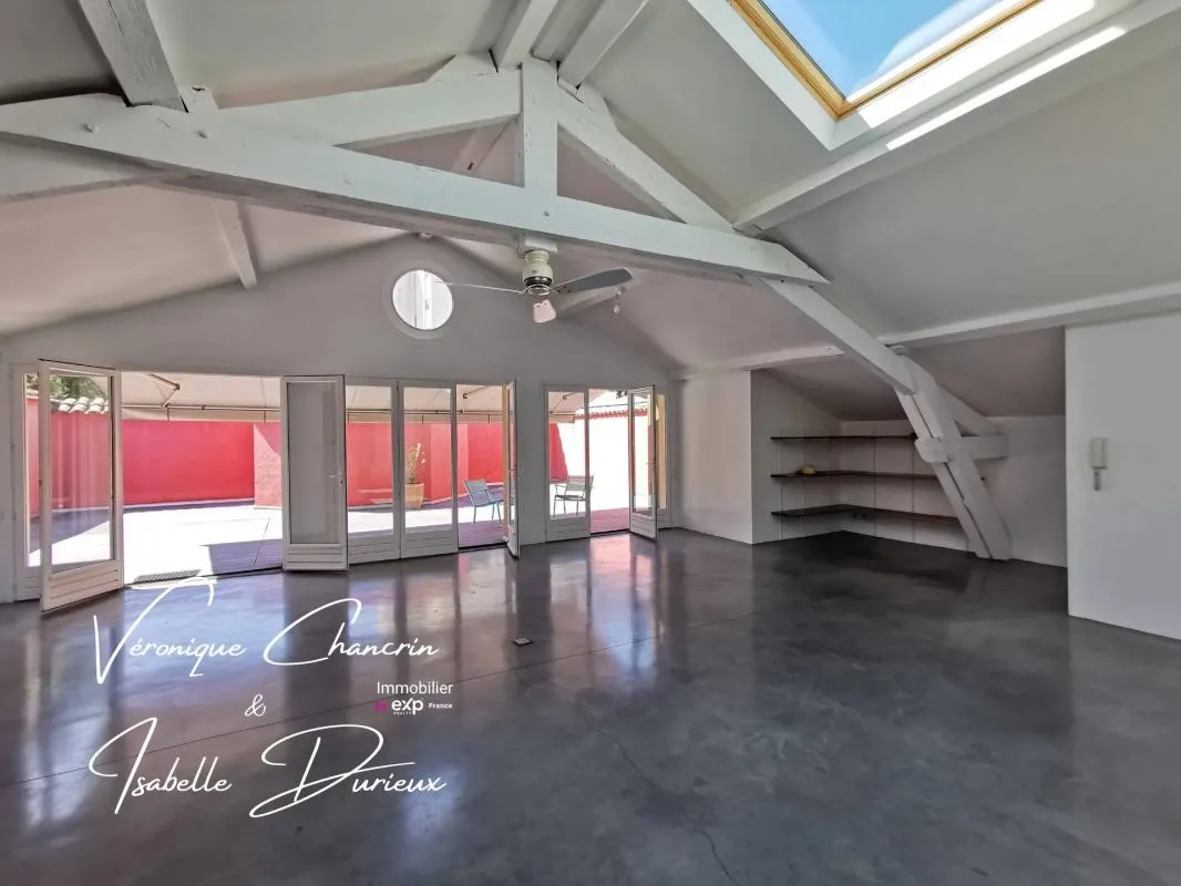 Loft dernier étage • 3 suites • Terrasse plein sud • Volumes atypiques – Centre Oullins