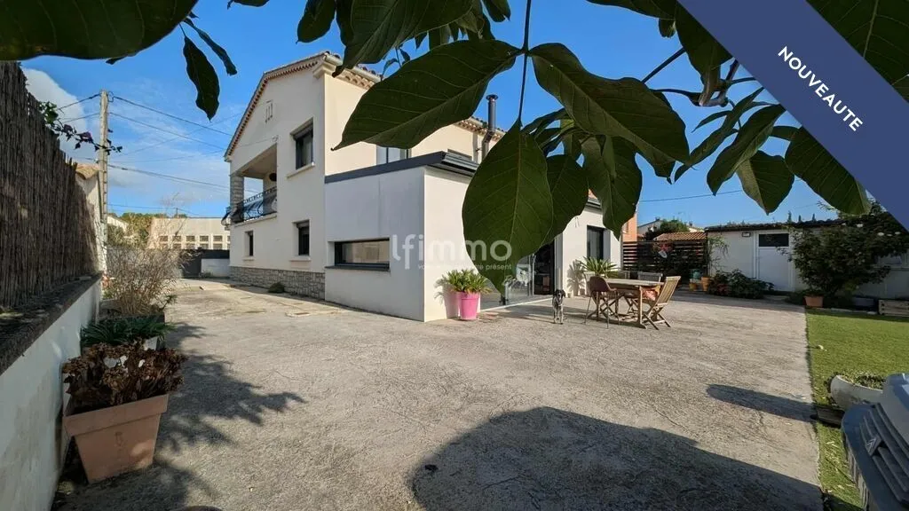 Maison 4 faces rénovée avec grand terrain, piscine et cuisine d'