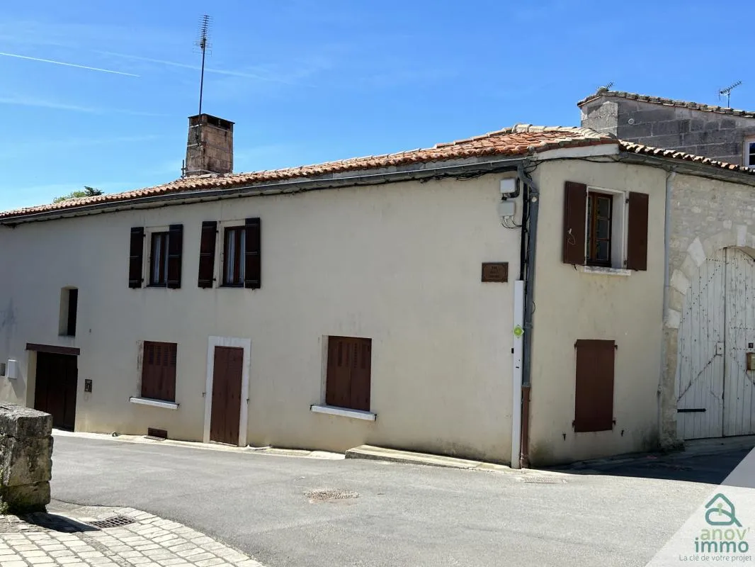 A VENDRE EN FACE DE L'ABBAYE DE BASSAC, MAISON DE VILLAGE (7