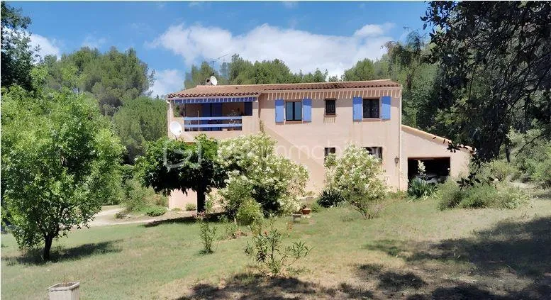 VILLA comprenant 2 appartements + annexe sur 3500m² de terrain avec piscine - Au calme