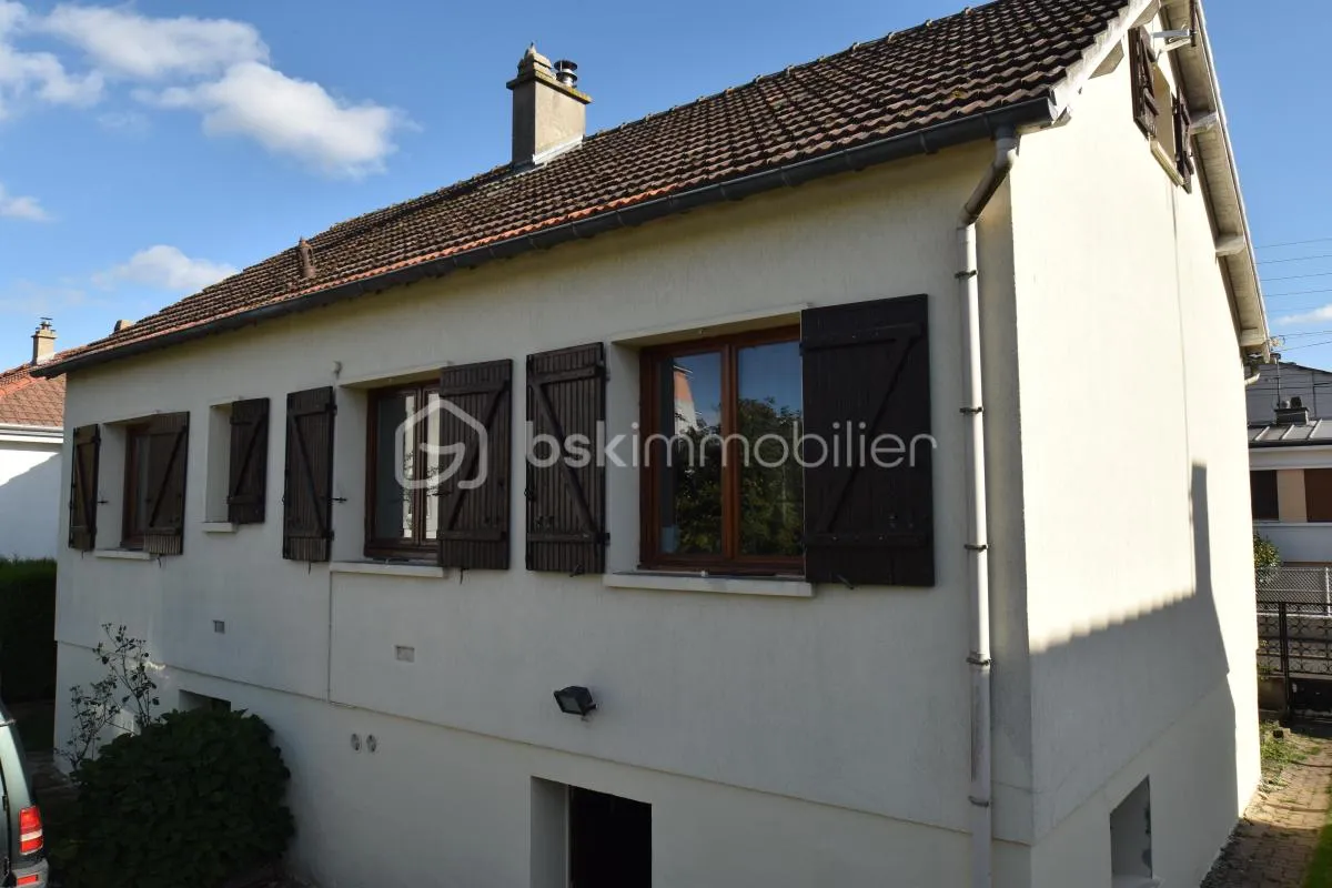 Maison de 5 pièces sur sous sol idéalement placée