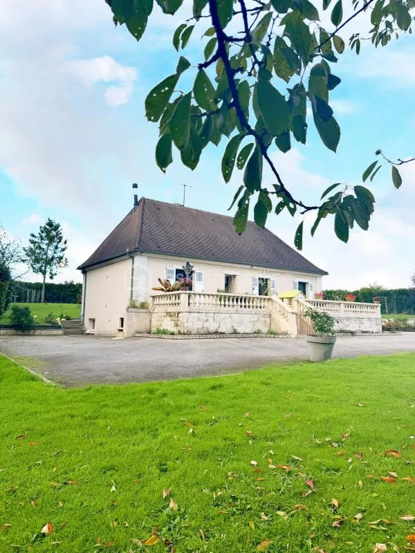Chaleur et charme au cœur d'une maison spacieuse à vendre!