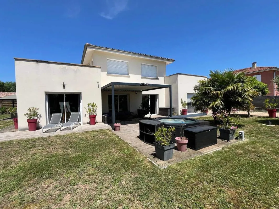 Maison de 7 pièces de 161 m2 avec un garage double de 33 m2  en vente à Toussieux