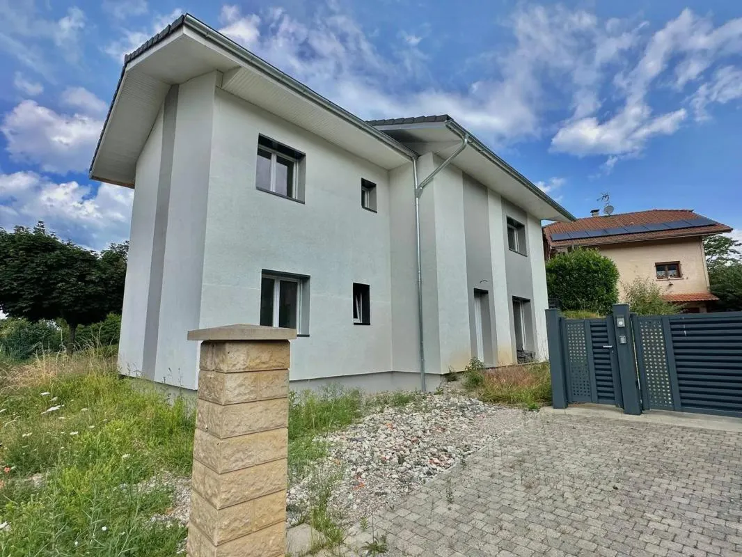 Maison 5 pièces de 136,71 m2 en vente, situé Bons-en-Chablais