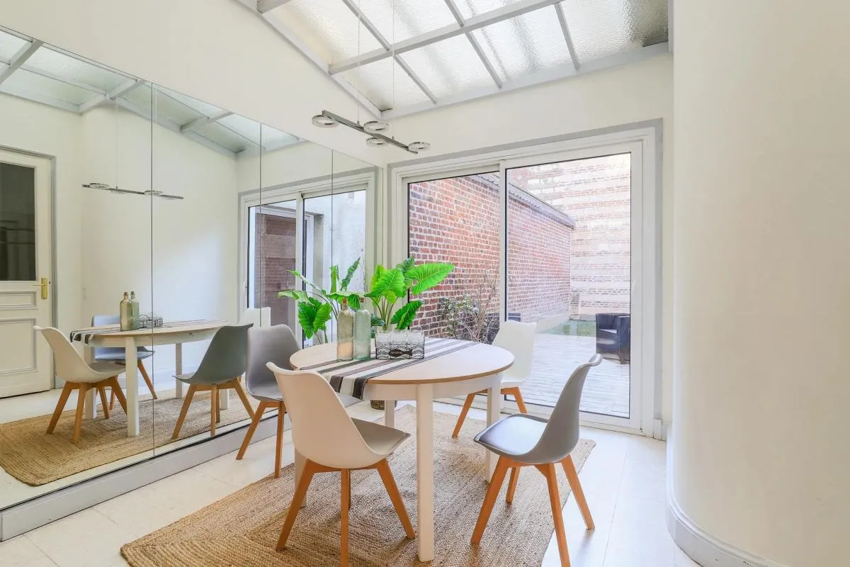Zefir vous propose à la vente un bien immobilier exceptionnel situé au coeur du quartier universitaire de Lille. Idéal pour les familles