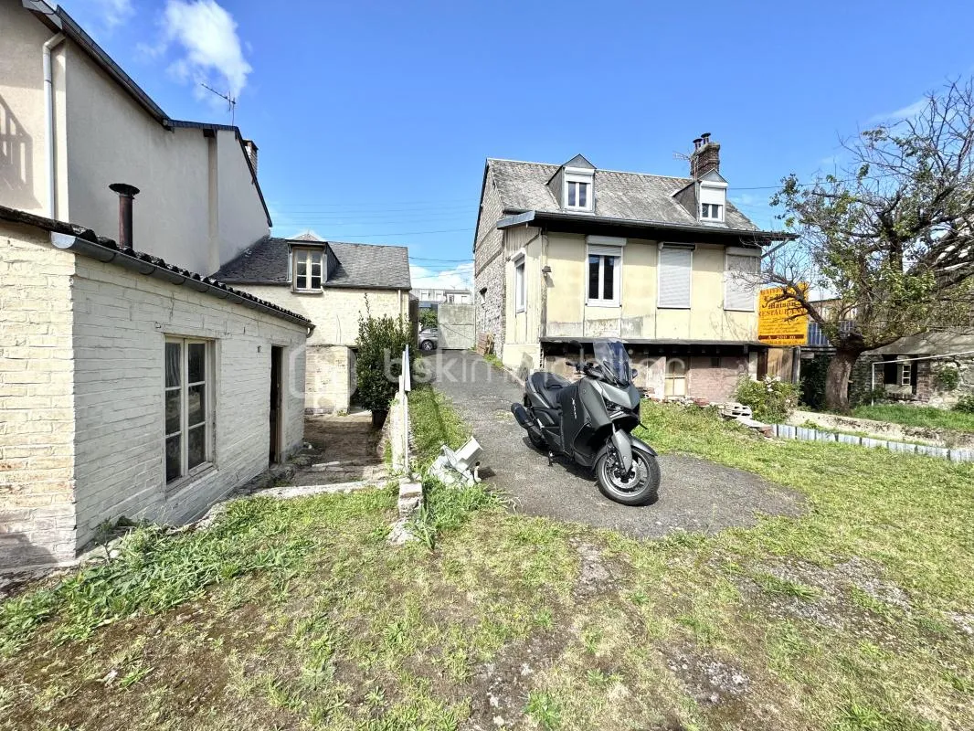 Ensemble immobilier à rénover - maison T4 80m2, studio 22m2, studio 22m2, studio 15m2, jardin, 5 garages !