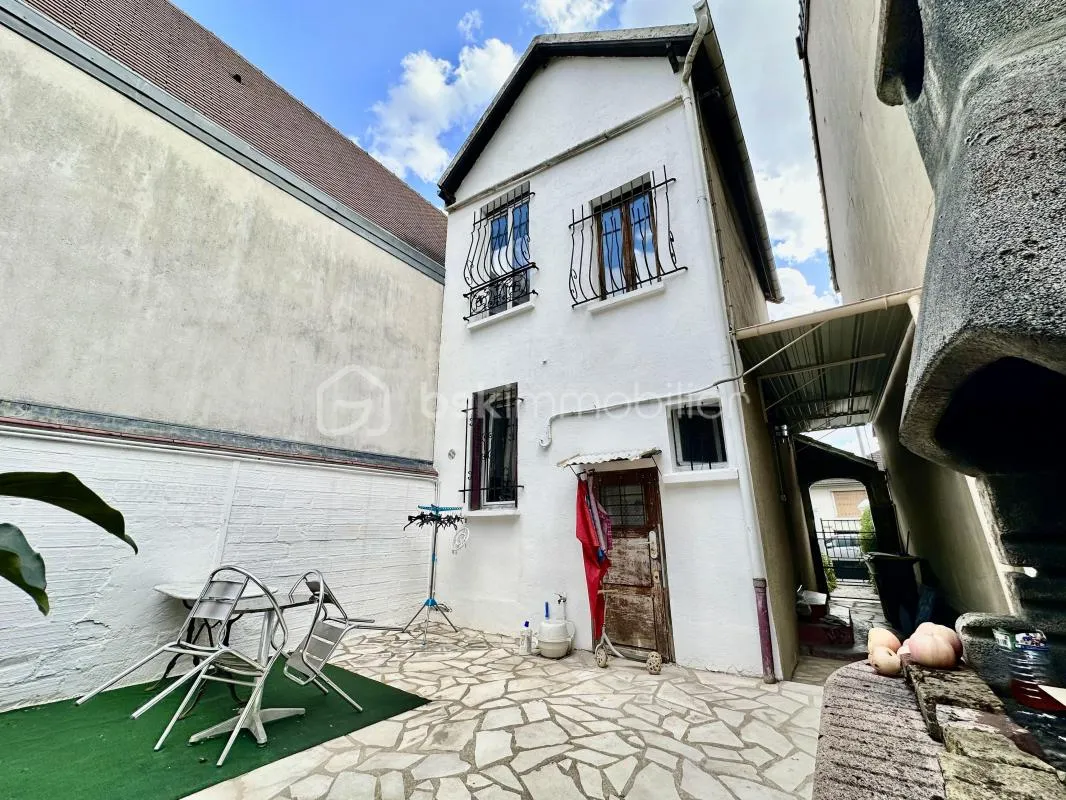 Maison avec jardin, dépendances et stationnement – Le Bourget - T3