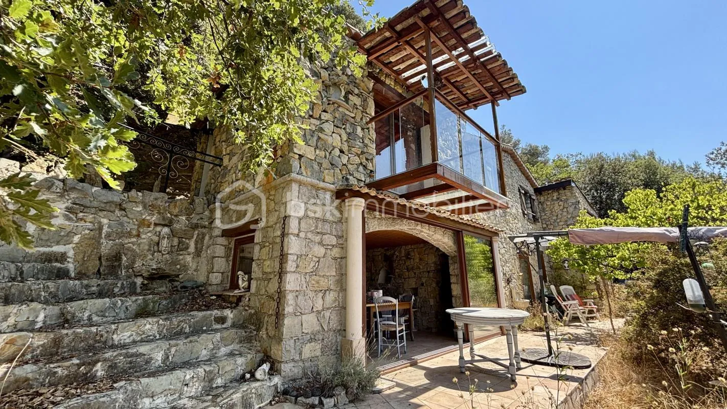 Exclusivité – Maison en pierre avec domaine naturel privé au coeur de la nature