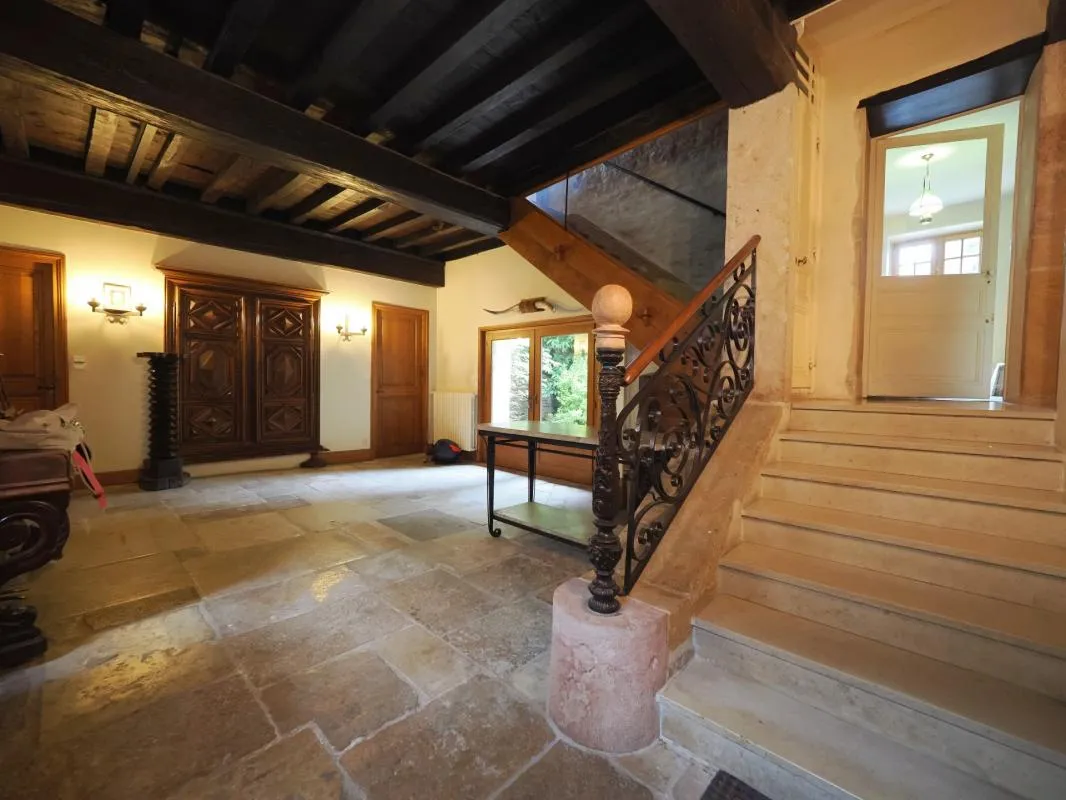 A VENDRE A TOURNUS  à deux pas de l'abbaye , une très belle maison , avec un petit jardin , terrasse, piscine , 344 m2 habitables , 15 pièces , 8 chambres . Possibilité création de gîte , chambres d'hôtes