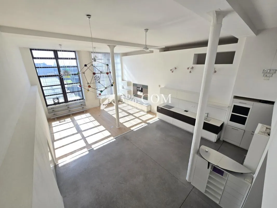 LOFT 170 m2 au dernier étage avec balcon