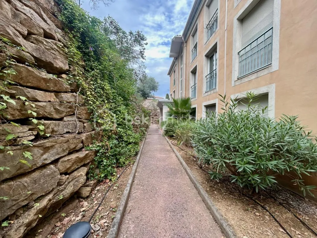 Appartement SANS VIS A VIS de 23 m² env à Hyères Costebelle avec GARAGE