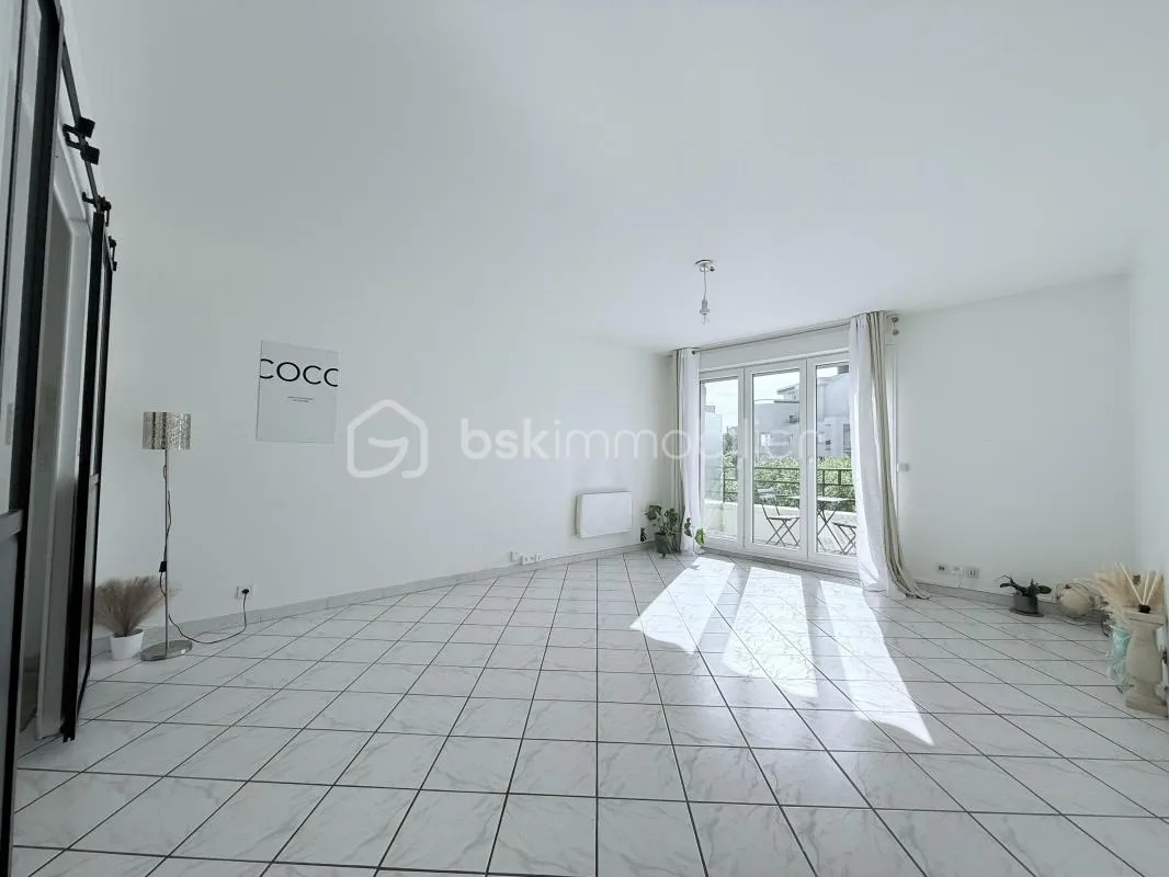 APPARTEMENT EN BON ETAT / CENTRE VILLE PROCHE DES ECOLES / DOUBLE BOX EN SOUS SOL