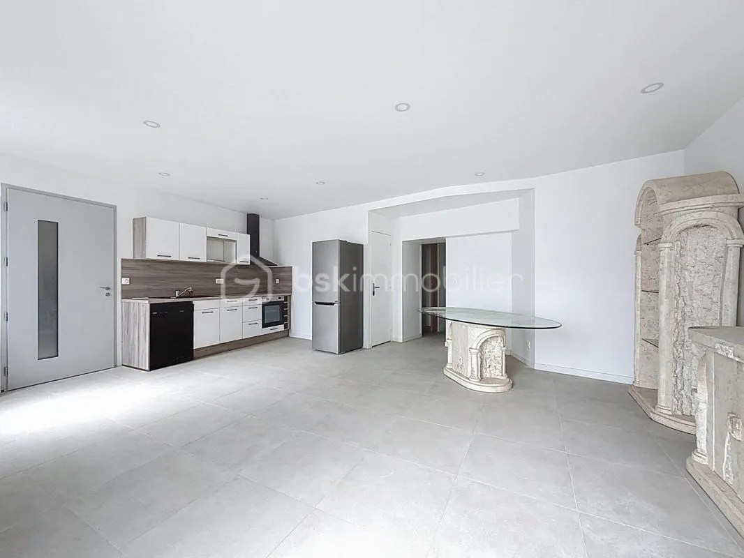 RARE : Bel Appartement 75 m2 refait à neuf avec 2 chambres, terrasse, jardin de 600 m2 et cave en pierre