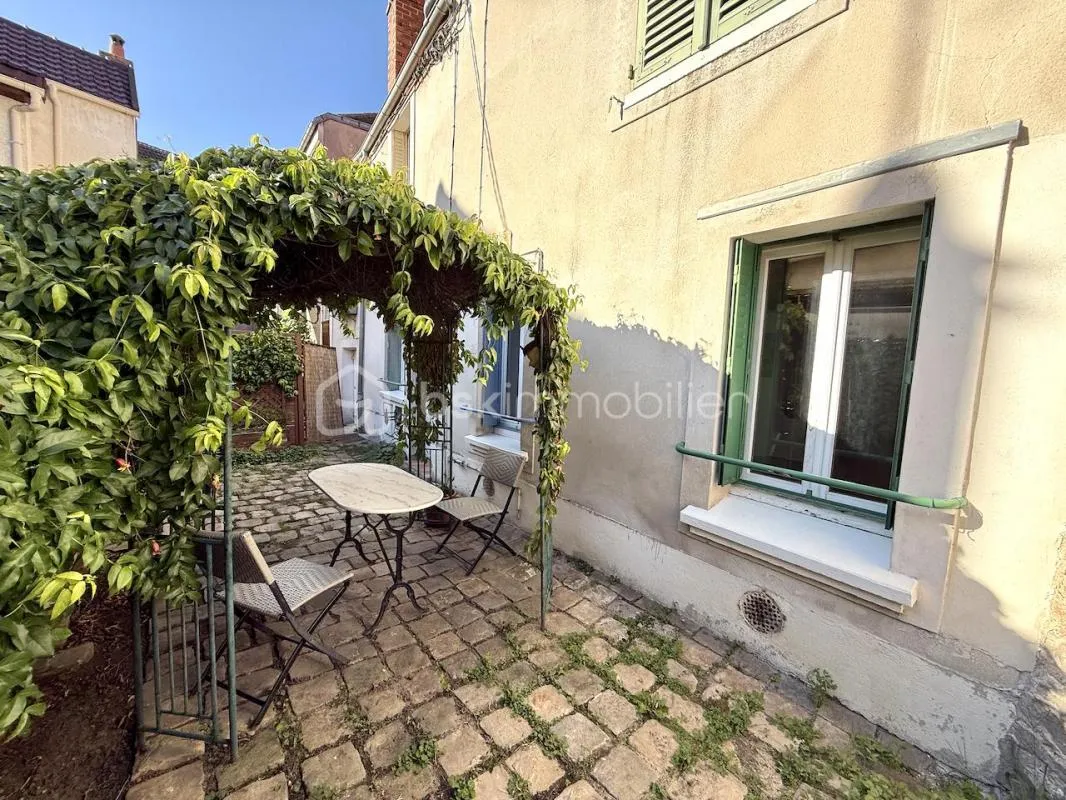 Maison de ville avec cour intérieure privée