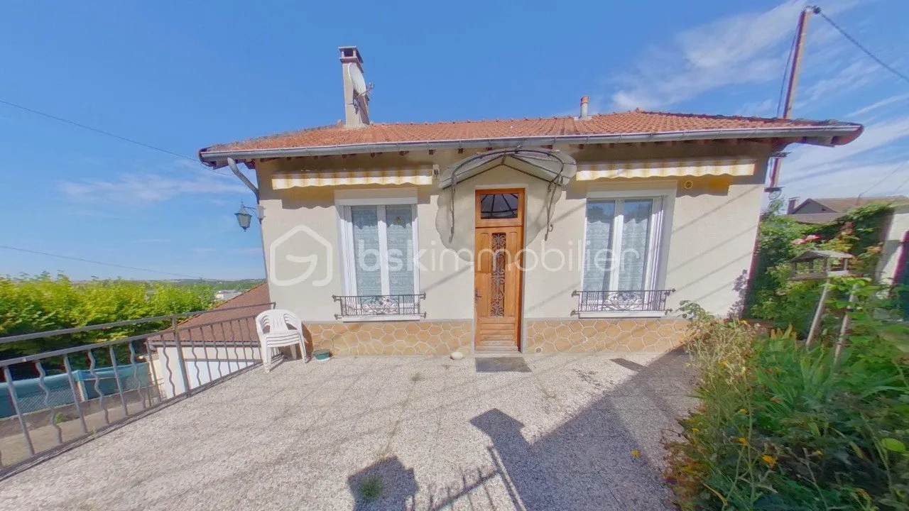 Maison de village avec garage et jardin