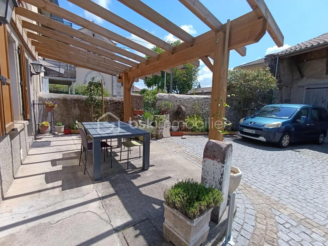 Maison de village avec terrain, grande cour, garage/dépendance à Charnècles
