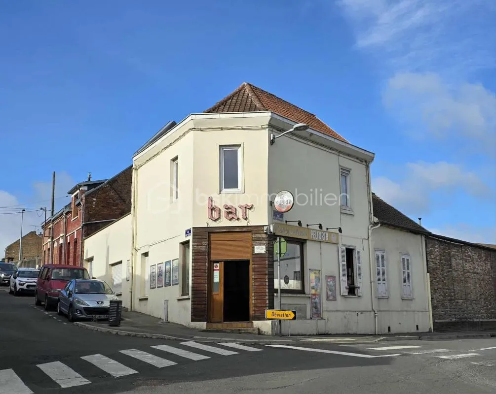 A vendre, quartier Saint-Acheul, ancien café ou résidence principale à rénover avec jardinet et garage