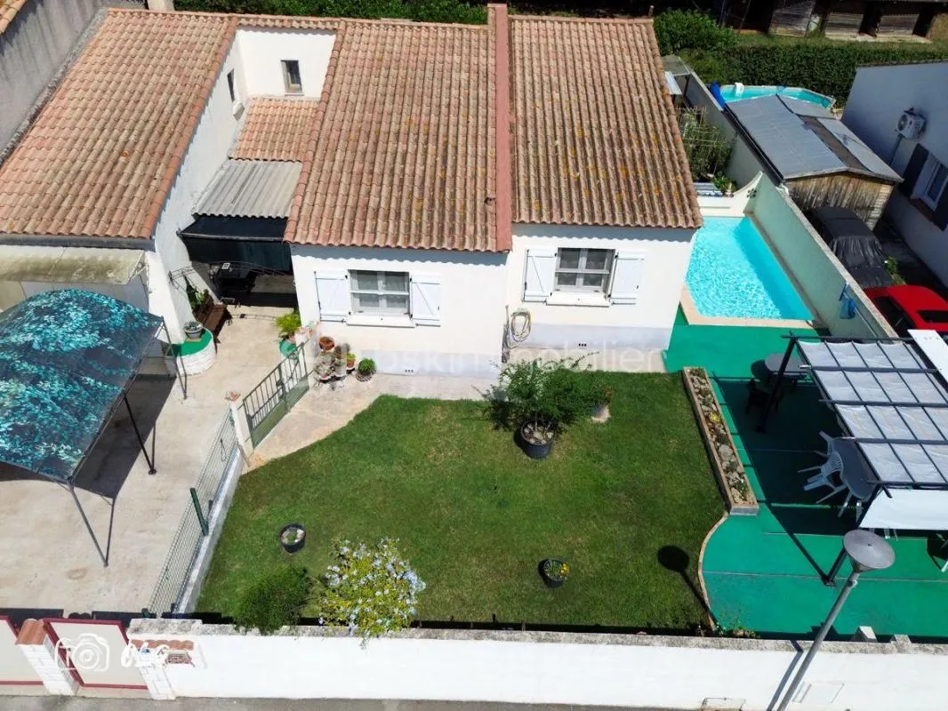 Maison traditionnelle 126 m² + studio indépendant. Piscine, jardin, atelier et combles aménageables. De nombreuses possibilités d’aménagement
