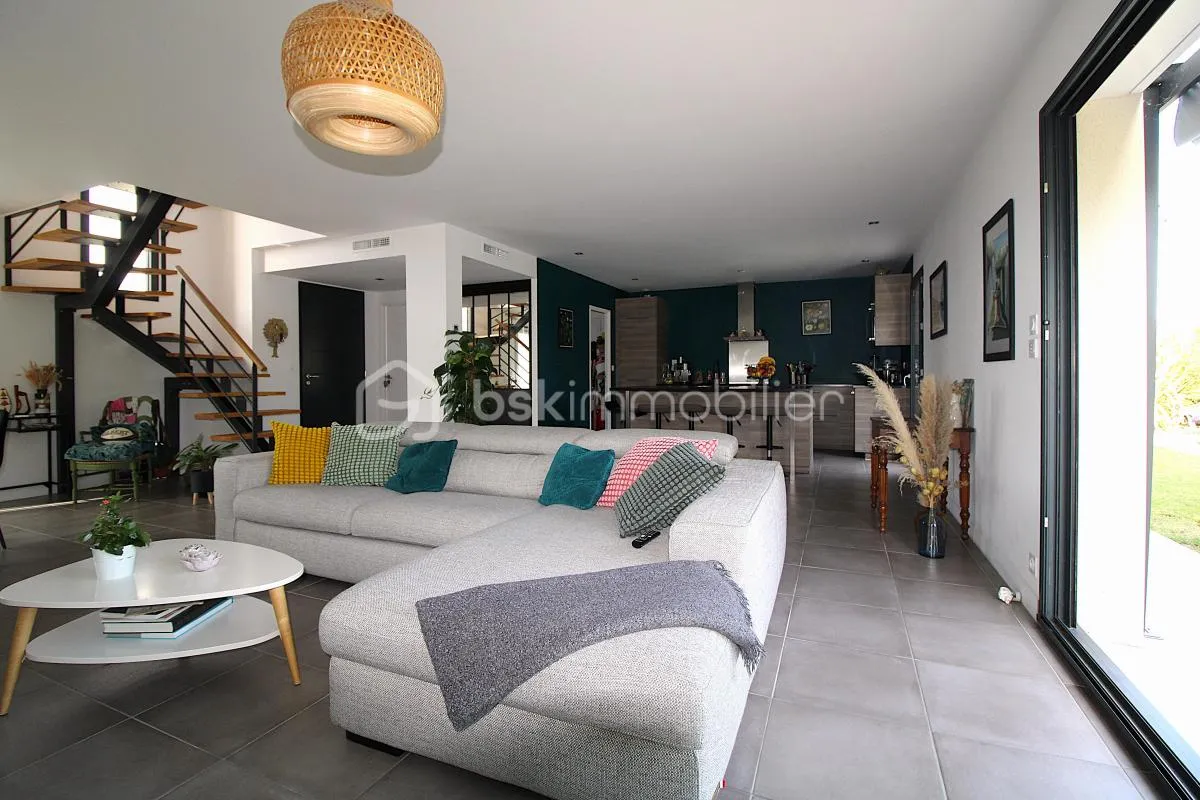Élégante maison contemporaine avec piscine DE TYPE 5 144 M²