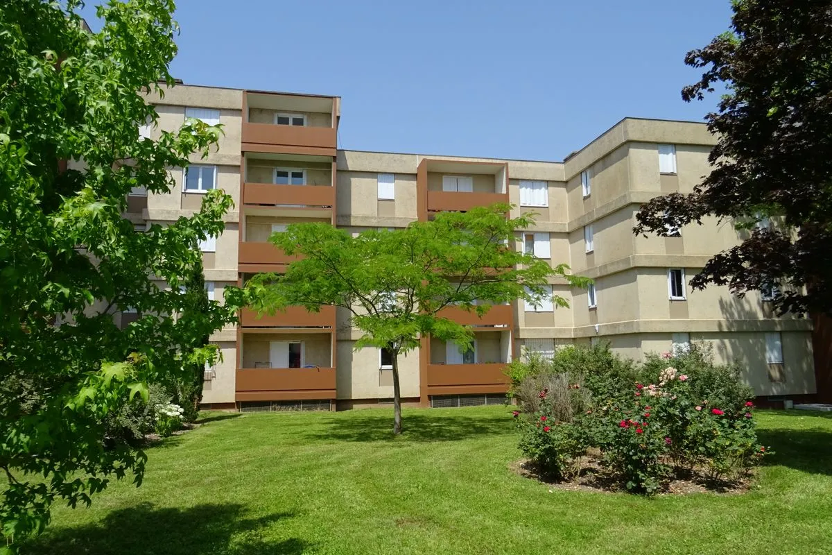 ST FLORENTIN - Dans résidence sécurisée, appartement T1 avec balcon, cave et parking !