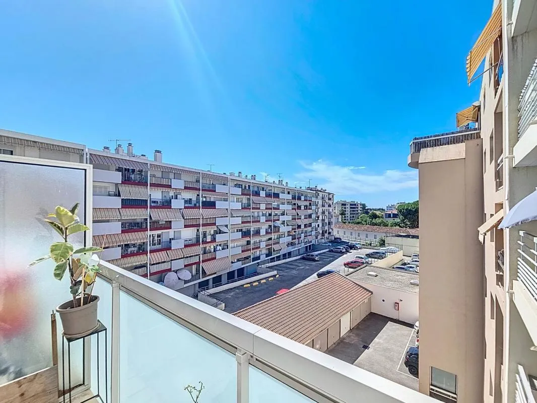 Cagnes-sur-Mer / Place Sainte Luce  2 pièces de 39,14 m² -terrasse, vue dégagée
