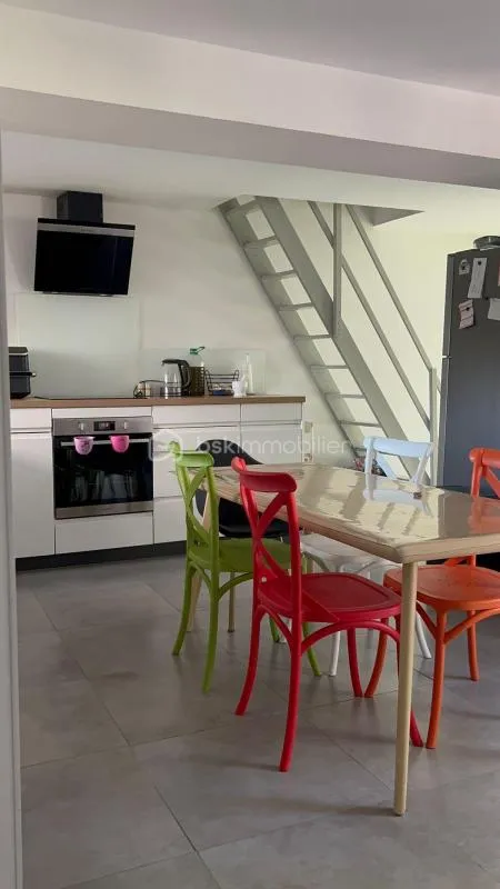 MONTBÉLIARD, PAVILLON JUMELÉ 4 CHAMBRES, 104 M², TOTALEMENT RÉNOVÉ, SUR ENV. 500 M² DE TERRAIN EN FOND D'IMPASSE CALME
