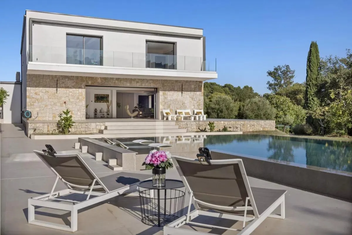 CO-EXCLUSIVITÉ  -  Villa contemporaine d’exception – Valbonne, au calme