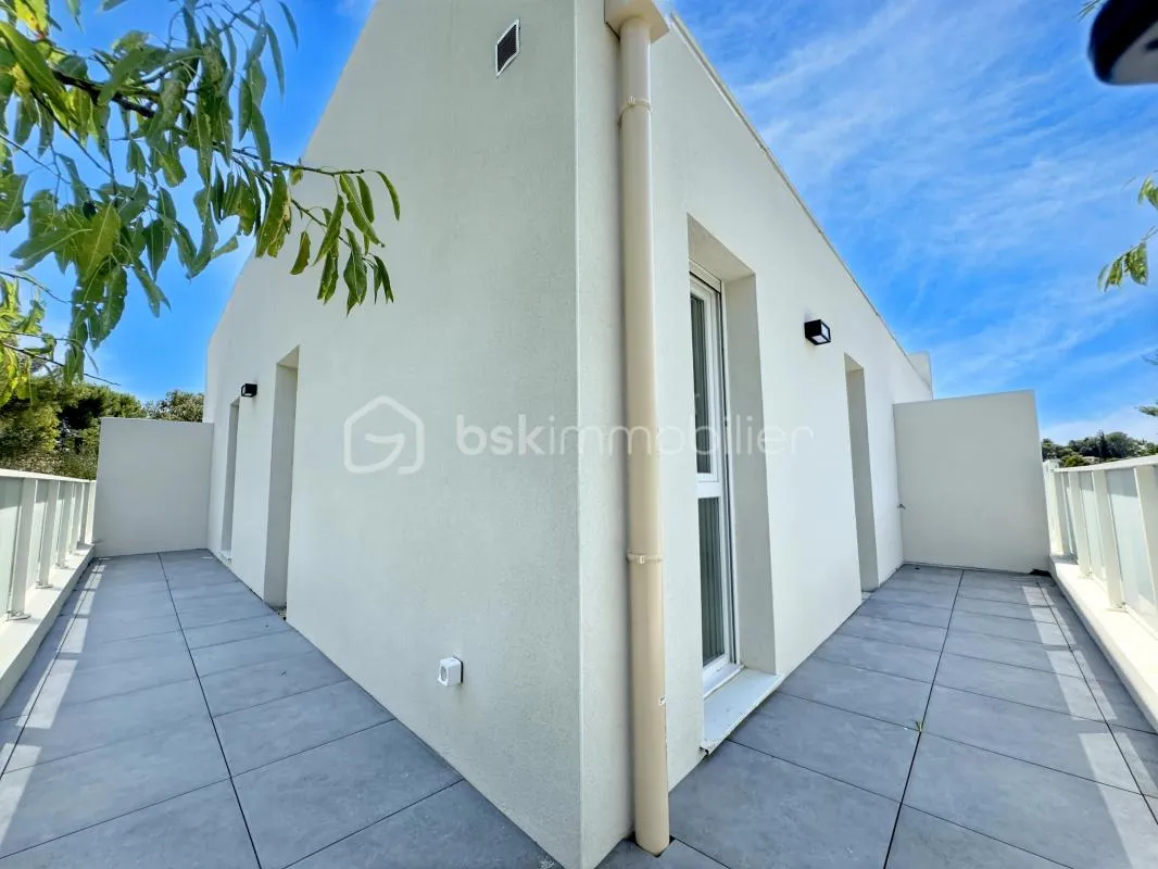 Votre pied-à-terre moderne avec terrasse en plein cœur de la ville!