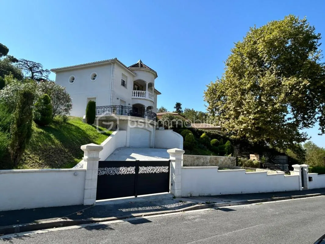 Maison à fort Potentiel dans quartier résidentiel à Bassens  au calme avec une vue sur la Garonne avec son originale fontaine