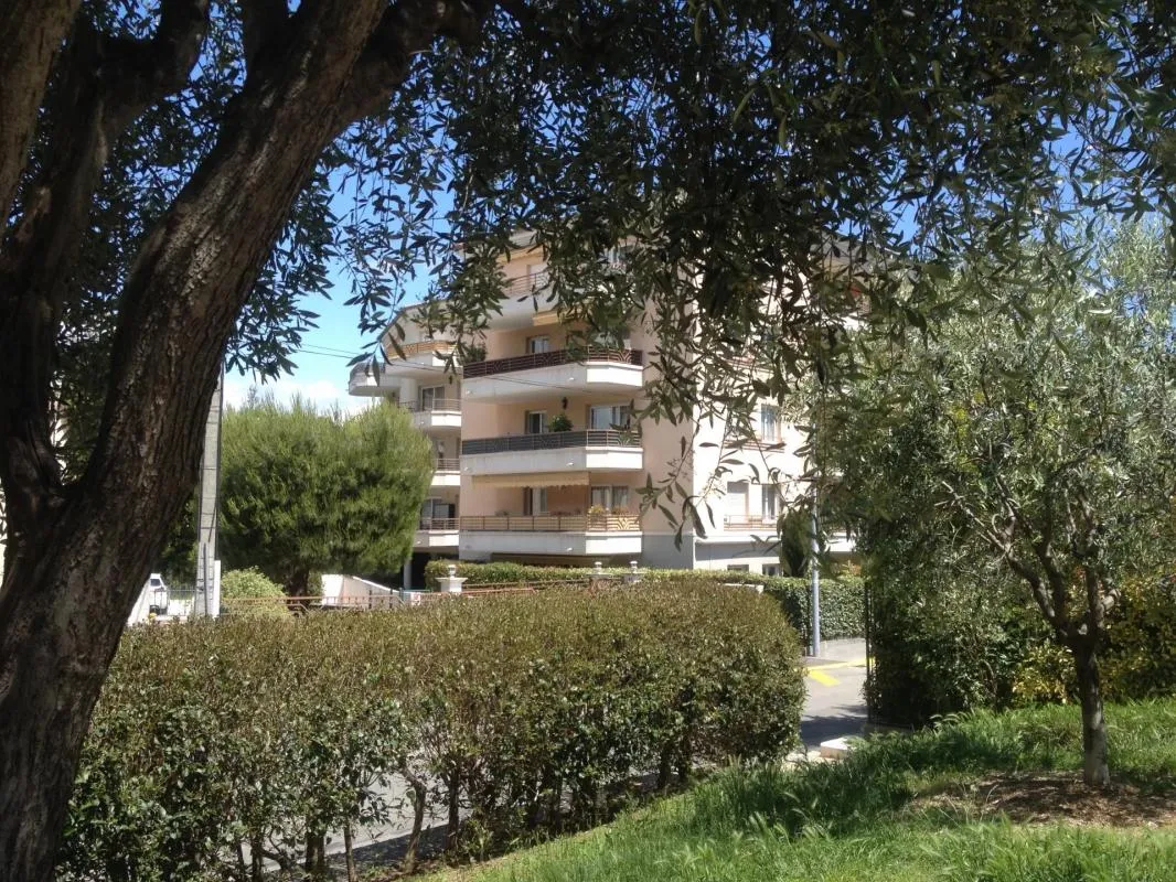 CAGNES SUR MER/ST VERAN/DERNIER ETAGE/4P/PARKING/PISCINE