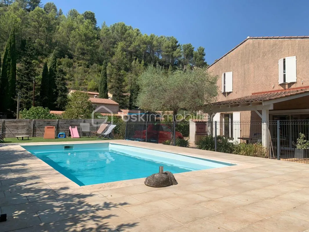 MAISON FAMILLIALE COMPOSE DE 6 CHAMBRES ,TERRASSES ET PISCINE