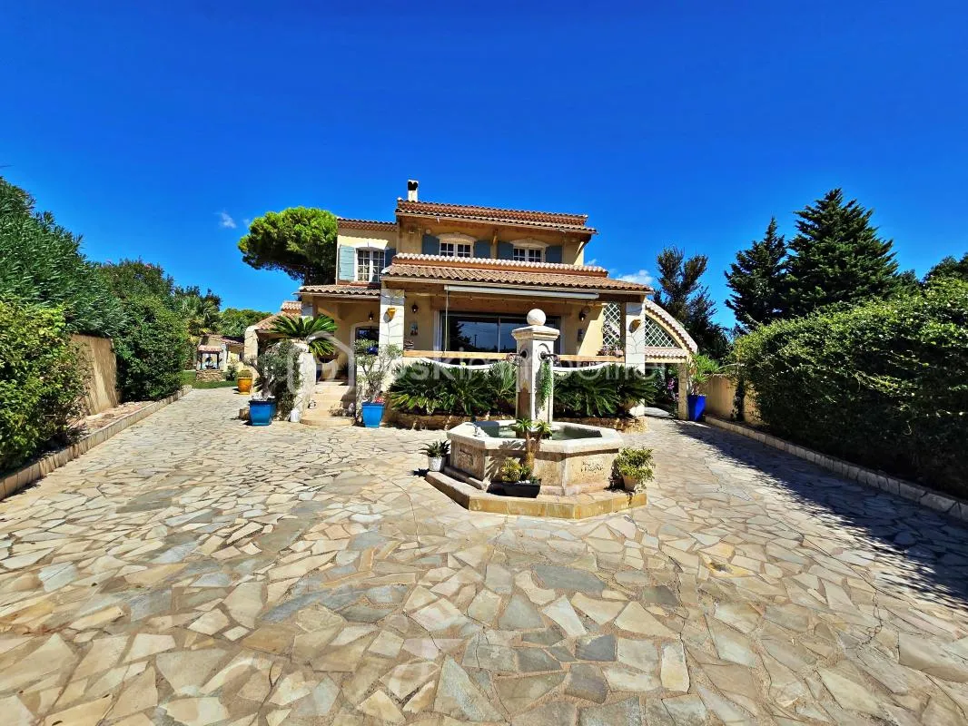 Villa d’exception – 5 pièces – 3 chambres - 140 m² au sol – Terrain 895m² - Annexes - Cuisine d'été - piscine
