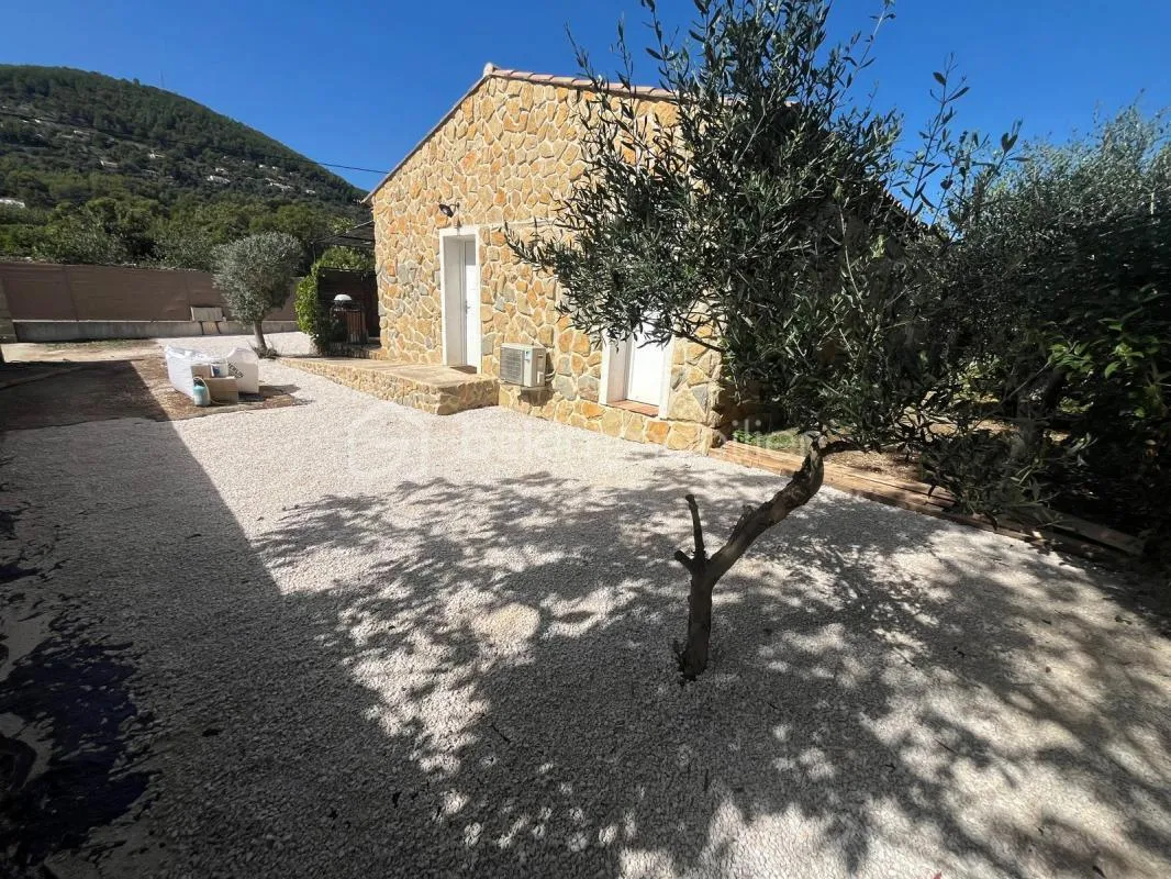 Maison contemporaine de 110 m² avec dépendance et piscine