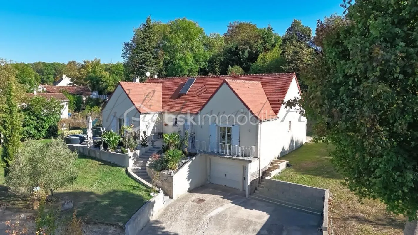 Maison familiale sur sous-sol total avec studio indépendant, grand terrain et vue dominante