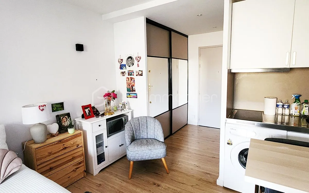 LA LONDE--CENTRE A PIED--LOT STUDIO de 19m2 avec LOGGIA + PLACE DE PARKING privative