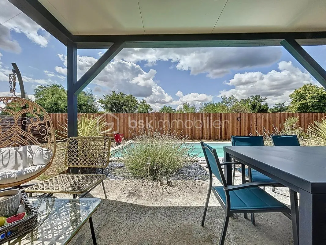 Maison contemporaine avec piscine et garage
