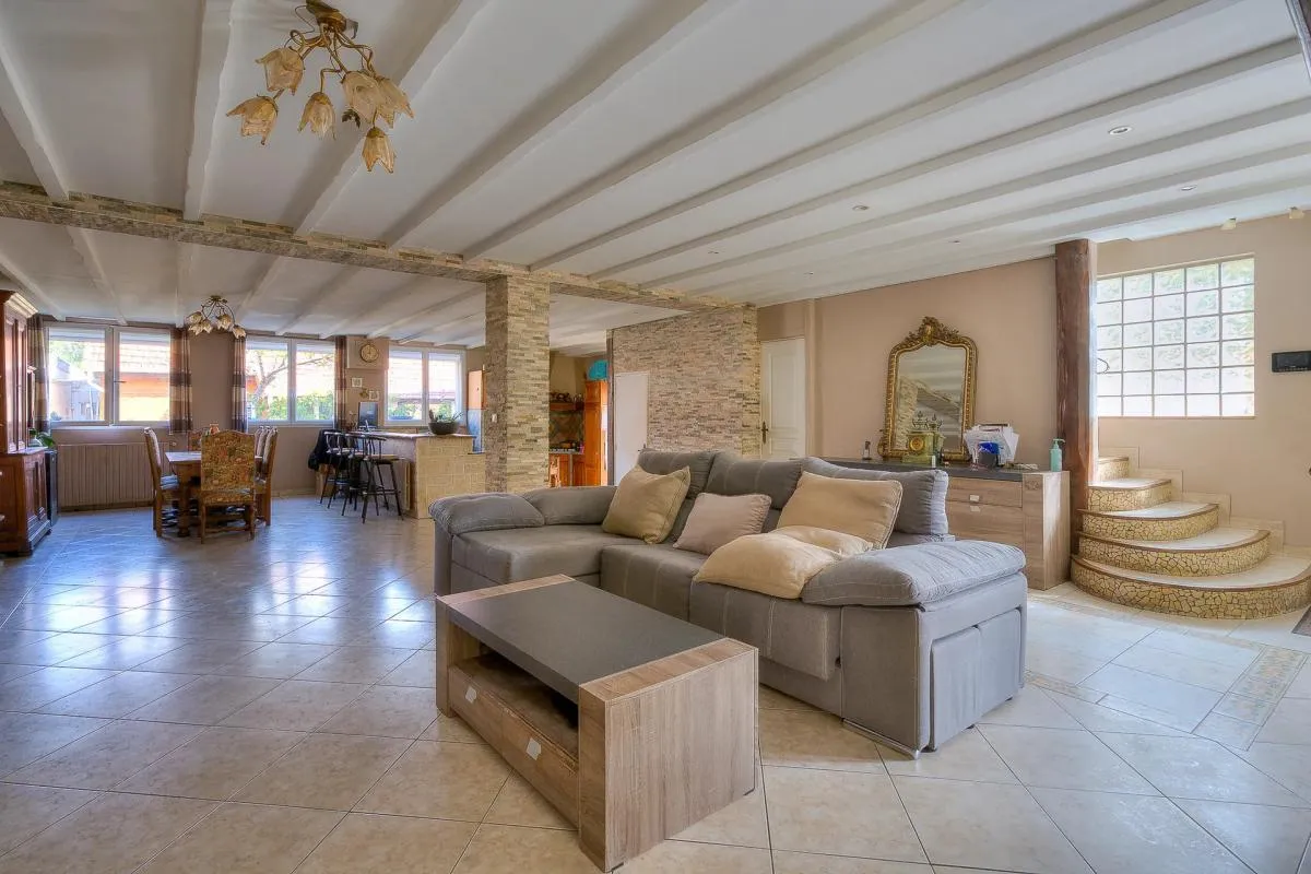 Maison atypique de 9 pièces de 280 m² située à Neuilly-Plaisance