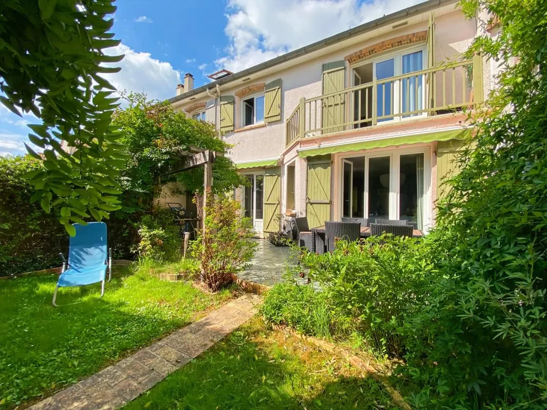 Maison de 7 pièces de 141 m² - Jardin exposé sud & combles aménagés -  Noisy-le-Roi