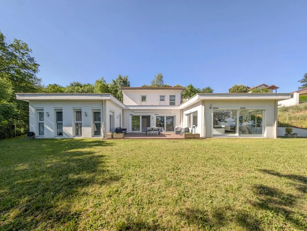 Maison 5 pièces de 196 m2 en vente à Saint-Cyr-de-Favières - Idéal pour les familles cherchant un cadre agréable et paisible