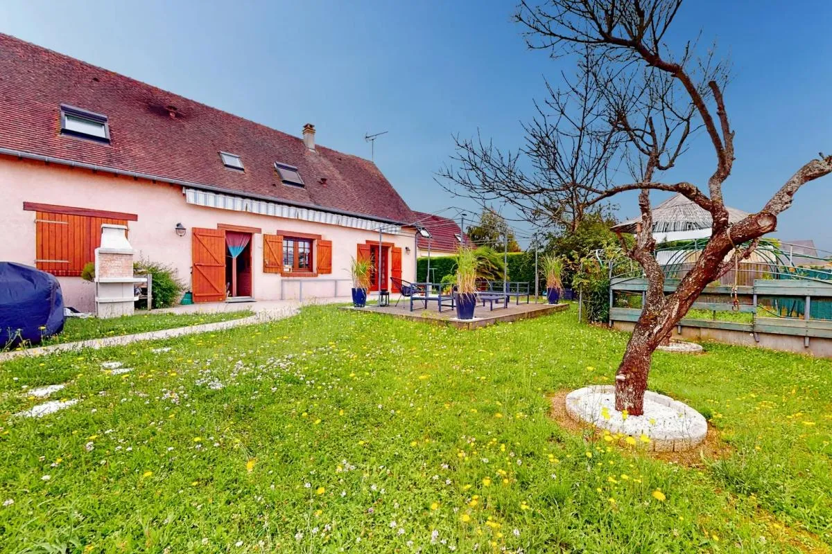 Maison 4 chambres de 120m2 avec jardin et piscine à Villemandeur