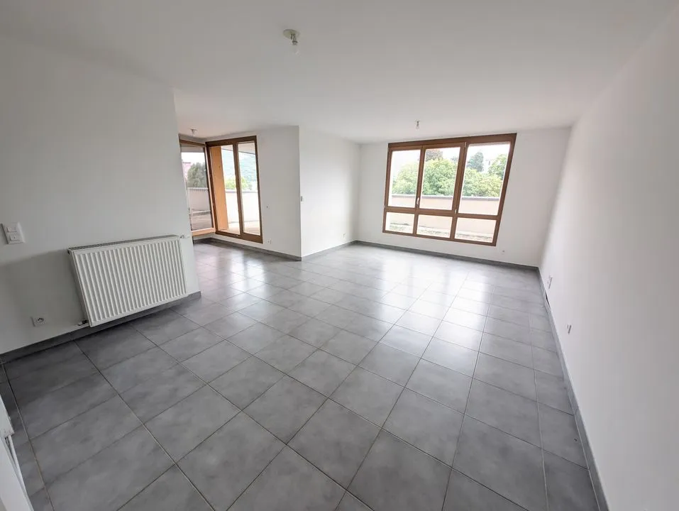 APPARTEMENT T3 AVEC TERRASSE ET PLACE DE PARKING