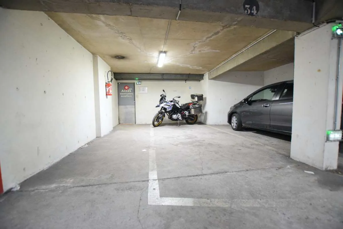 Place de stationnement et cave dans parking souterrain sécurisé