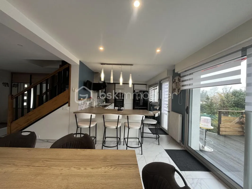 Découvrez l'harmonie d'une maison spacieuse avec deux terrasses et piscine !