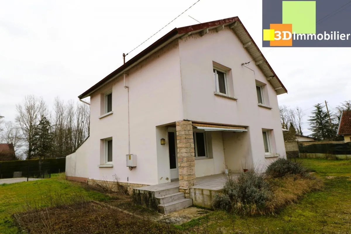Au centre de Chaussin à vendre agréable maison  en bon état de 5 pièces, avec plusieurs dépendances