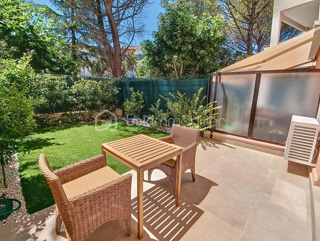 SPLENDIDE STUDIO REFAIT A NEUF AVEC JARDIN ET PISCINES – AU CŒUR DU NOUVEAU MOUGINS TOURNAMY