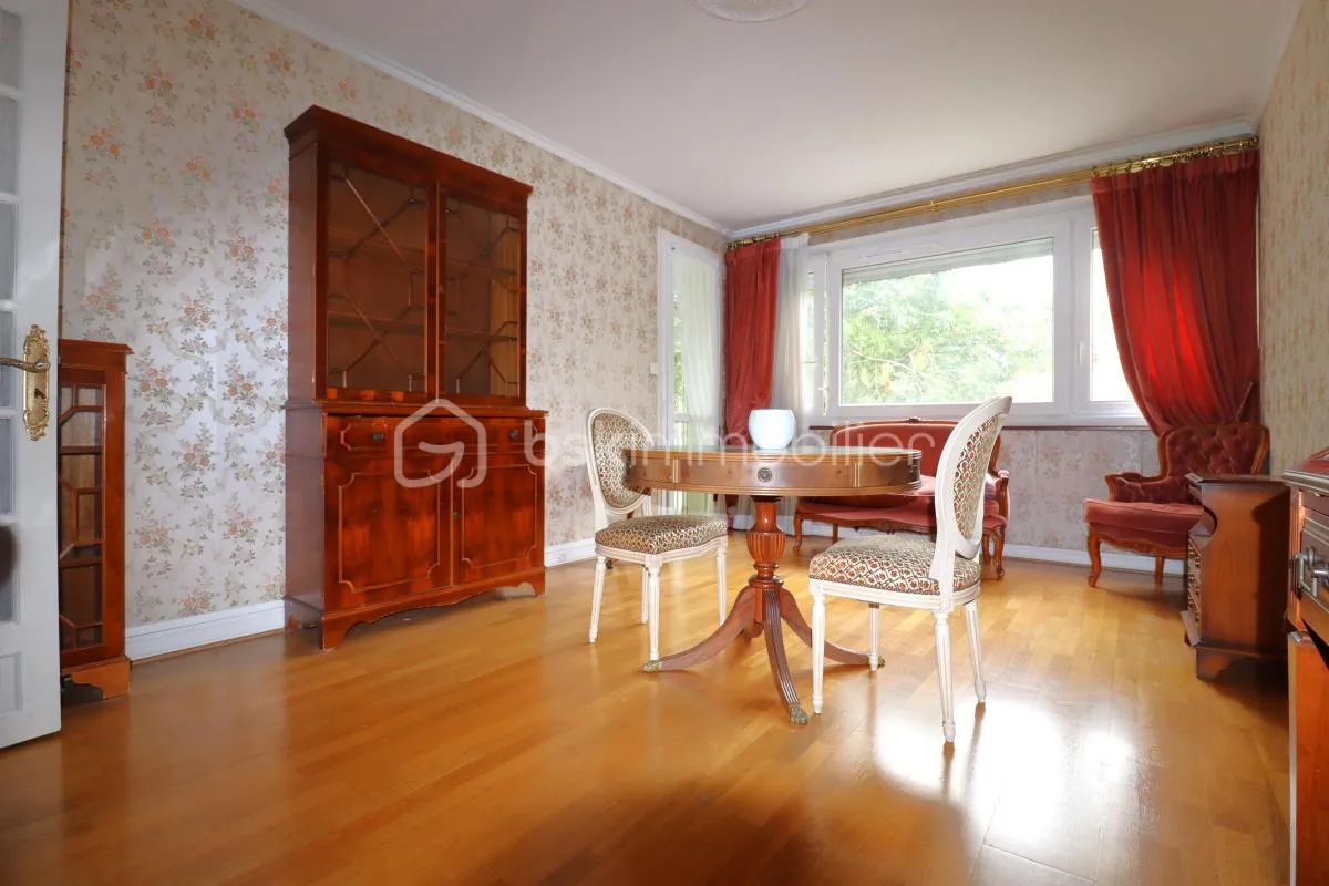 APPARTEMENT TRAVERSANT ET LUMINEUX (3 pièces 59 m²) avec cave et place de parking privative