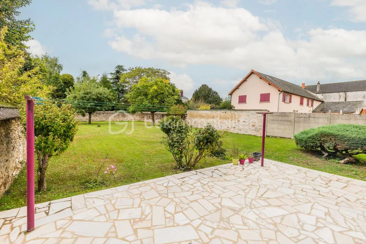 Maison individuelle avec sous-sol total et terrain de 778 m² en plein cœur de Vert-le-Grand