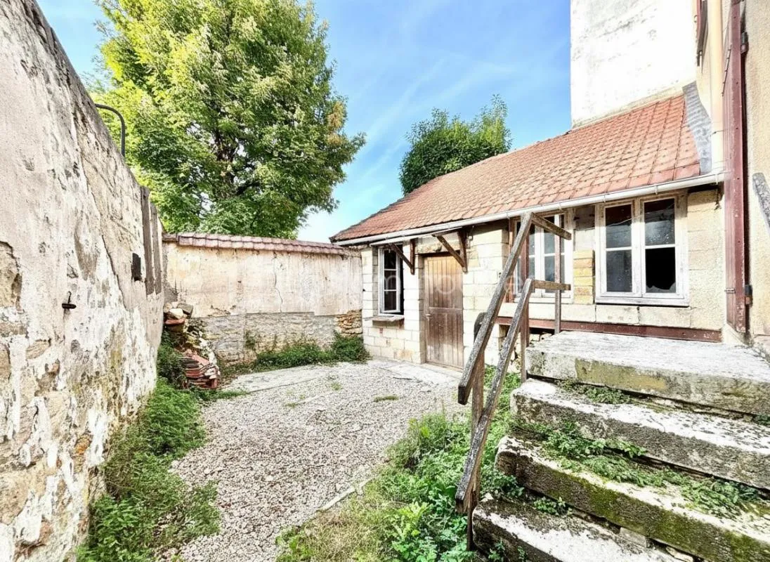 Maison avec cour et atelier à rénover – plein cœur de Saint-Nom-la-Bretèche