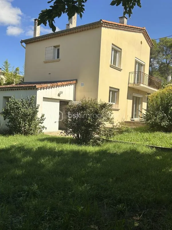 Maison des années 70 avec jardin de 700 m2 et 3 chambres