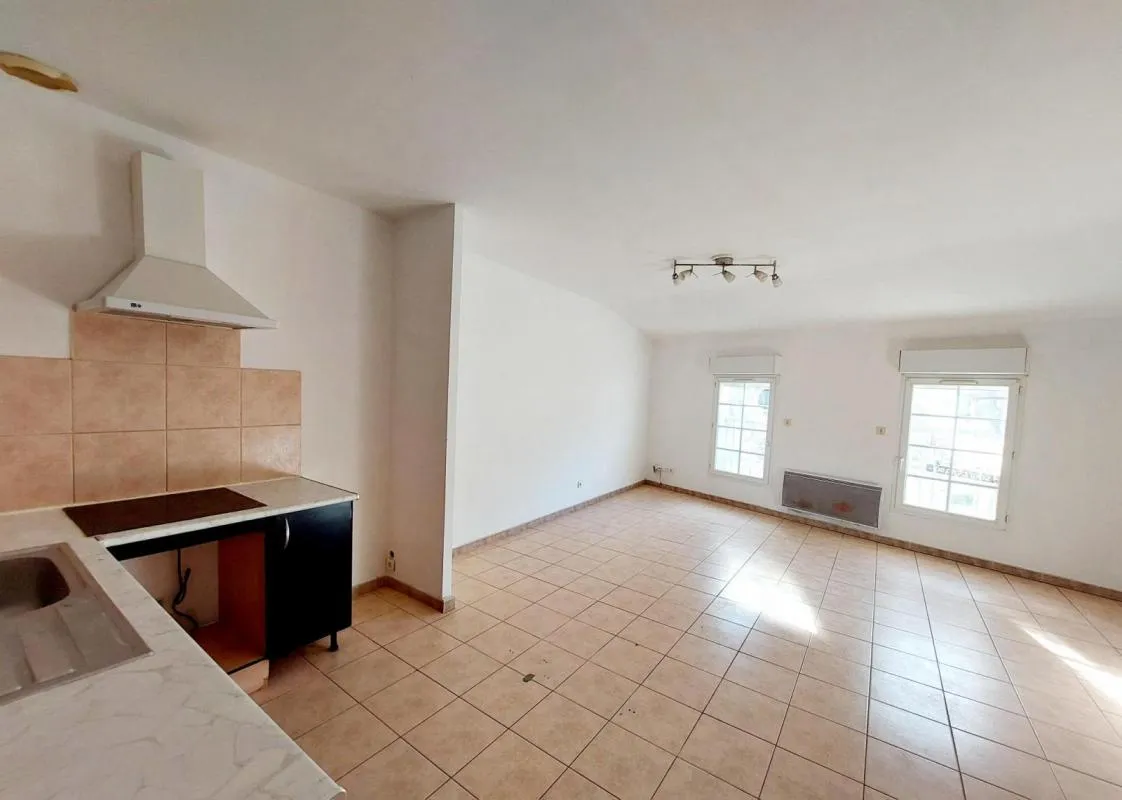 Opportunité rare à Entre-Vignes (34400 Saint-Christol) : immeuble mixte habitation avec une terrasse et un local professionnel